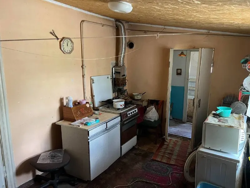 продам 1/2 дома (40/100 доли в доме) 🌇донецк, район куйбышевский улица калинина📍 ❗️собственник 🔹 общая площадь - 50,5 м2 🔹санузел и ванная в доме. 🔹окна деревянные. 🔹канализация: выгребная яма. 🔹во дворе есть небольшой участок под огород.   в доме есть погреб (в кухне). 🔹рядом с домом хорошая транспортная развязка. 🔹как видно на фото-у нас с соседями в общей собственности двор, но окна нашей части дома выходят на наш огород. 🔹так же есть большая летняя кухня, отдельно стоящая от дома. ❗️я собственник, присвоен кадастровый номер, документы готовы к продаже, прописанных нет. 💰цена: договорная 📲☎️ +375 291 745 817 подписаться | дать объявление - фотография - 4