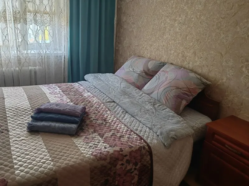🔤🔤🔤🔤🔤🔤🔤🔤🔤 двухкомнатная квартира 📍г. донецк, пролетарский район, улица прожекторная ✅в квартире имеется всё необходимое для комфортного проживания. 💦вода по графику! ❌не для шумных вечеринок! стоимость аренды за сутки 5 тыс рублей + 5 тысяч рублей залоговая сумма ( возвращается при выезде при условии сохранности имущества и правил проживания) звоните +79494841288 телеграм, ватсап +79494761573 +79495349950 - фотография - 1