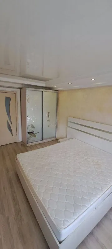 продажа 2х комнатной квартиры 🌇в центре донецка ворошиловский район крытый рынок - ул. любавина лучшая локация города 📍 🔹холодная и горячая вода по графику, газовая колонка 🔹в квартире сделан качественный ремонт 🔹установлены пластиковые окна 🔹этажность дома 4/5 🔹общая квадратура 44кв 🔹остается полностью вся мебель и техника необходимая для проживания 🔹хорошая транспортная развязка. сады, школы, магазины, все что нужно для комфортной жизни в шаговой доступности 📄документы полностью готовы к сделке, прописанных нет 💰цена: 5 900 000 торг уместен собственник на сделке❗️ показ возможен в любое время 📲☎️ +79496455686 📲☎️ +79495059339 подписаться | дать объявление - фотография - 2