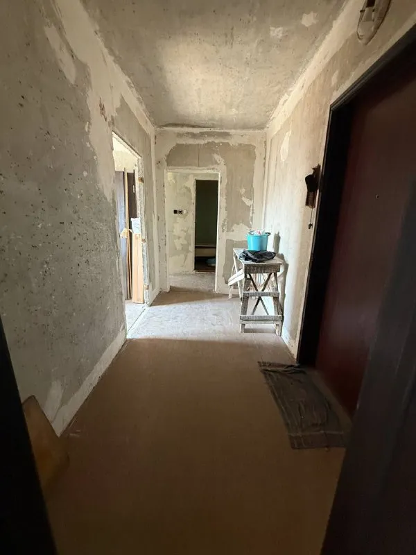 продам двухкомнатную квартиру 🌇донецк, по улице высоцкого, микрорайон текстильщик. 📍 ✅расположена в девятиэтажном  доме, на седьмом этаже 💦вода идет хорошим напором ( установлена насосная станция ) 📑документы полностью готовы к сделке, прописанных нет! ✅установлены пластовые окна. ✅коммуникации поменяны. ❗️ закуплен стройматериал ( линолеум, двери, обои ) ✅улучшенная планировка ( чешка) насыщенная инфраструктура: -ледовая арена; детские сады; - школы; продуктовые магазины; - супермаркет развитая транспортная развязка в любую точку города. остановки маршрутного такси в шаговой доступности. экологически чистый район города. 💰цена снижена 4.500.000 руб 📲☎️ +79496455686 📲☎️+79495059339 подписаться | дать объявление - фотография - 2