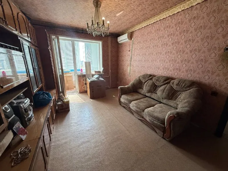 продам двухкомнатную квартиру 🌇донецк, по улице высоцкого, микрорайон текстильщик. 📍 ✅расположена в девятиэтажном  доме, на седьмом этаже 💦вода идет хорошим напором ( установлена насосная станция ) 📑документы полностью готовы к сделке, прописанных нет! ✅установлены пластовые окна. ✅коммуникации поменяны. ❗️ закуплен стройматериал ( линолеум, двери, обои ) ✅улучшенная планировка ( чешка) насыщенная инфраструктура: -ледовая арена; детские сады; - школы; продуктовые магазины; - супермаркет развитая транспортная развязка в любую точку города. остановки маршрутного такси в шаговой доступности. экологически чистый район города. 💰цена снижена 4.500.000 руб 📲☎️ +79496455686 📲☎️+79495059339 подписаться | дать объявление - фотография - 3