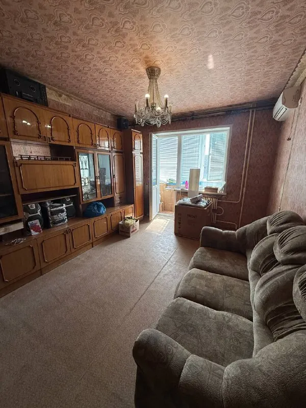 продам двухкомнатную квартиру 🌇донецк, по улице высоцкого, микрорайон текстильщик. 📍 ✅расположена в девятиэтажном  доме, на седьмом этаже 💦вода идет хорошим напором ( установлена насосная станция ) 📑документы полностью готовы к сделке, прописанных нет! ✅установлены пластовые окна. ✅коммуникации поменяны. ❗️ закуплен стройматериал ( линолеум, двери, обои ) ✅улучшенная планировка ( чешка) насыщенная инфраструктура: -ледовая арена; детские сады; - школы; продуктовые магазины; - супермаркет развитая транспортная развязка в любую точку города. остановки маршрутного такси в шаговой доступности. экологически чистый район города. 💰цена снижена 4.500.000 руб 📲☎️ +79496455686 📲☎️+79495059339 подписаться | дать объявление - фотография - 4