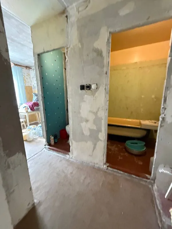 продам двухкомнатную квартиру 🌇донецк, по улице высоцкого, микрорайон текстильщик. 📍 ✅расположена в девятиэтажном  доме, на седьмом этаже 💦вода идет хорошим напором ( установлена насосная станция ) 📑документы полностью готовы к сделке, прописанных нет! ✅установлены пластовые окна. ✅коммуникации поменяны. ❗️ закуплен стройматериал ( линолеум, двери, обои ) ✅улучшенная планировка ( чешка) насыщенная инфраструктура: -ледовая арена; детские сады; - школы; продуктовые магазины; - супермаркет развитая транспортная развязка в любую точку города. остановки маршрутного такси в шаговой доступности. экологически чистый район города. 💰цена снижена 4.500.000 руб 📲☎️ +79496455686 📲☎️+79495059339 подписаться | дать объявление - фотография - 6