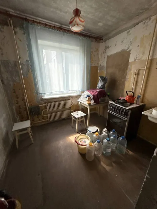 продам двухкомнатную квартиру 🌇донецк, по улице высоцкого, микрорайон текстильщик. 📍 ✅расположена в девятиэтажном  доме, на седьмом этаже 💦вода идет хорошим напором ( установлена насосная станция ) 📑документы полностью готовы к сделке, прописанных нет! ✅установлены пластовые окна. ✅коммуникации поменяны. ❗️ закуплен стройматериал ( линолеум, двери, обои ) ✅улучшенная планировка ( чешка) насыщенная инфраструктура: -ледовая арена; детские сады; - школы; продуктовые магазины; - супермаркет развитая транспортная развязка в любую точку города. остановки маршрутного такси в шаговой доступности. экологически чистый район города. 💰цена снижена 4.500.000 руб 📲☎️ +79496455686 📲☎️+79495059339 подписаться | дать объявление - фотография - 7