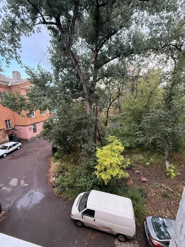 продам двухкомнатную квартиру 🌇донецк, дк куйбышева, куйбышевский район, ул. бакинских комиссаров 20📍 ✅крупногабаритная квартира 📑документы готовы ✅общая площадь 50 кв. м 💦вода согласно графику ✅крыша не течет ✅квартира тёплая ✅установлены пластовые окна. насыщенная инфраструктура: - детские сады, школы, продуктовые магазины, супермаркет, остановки маршрутного такси в шаговой доступности. 💰стоимость 3 000 000 руб. реальному клиенту реальный торг❗️ 📲☎️ +79496455686 📲☎️+79495059339 подписаться | дать объявление - фотография - 2