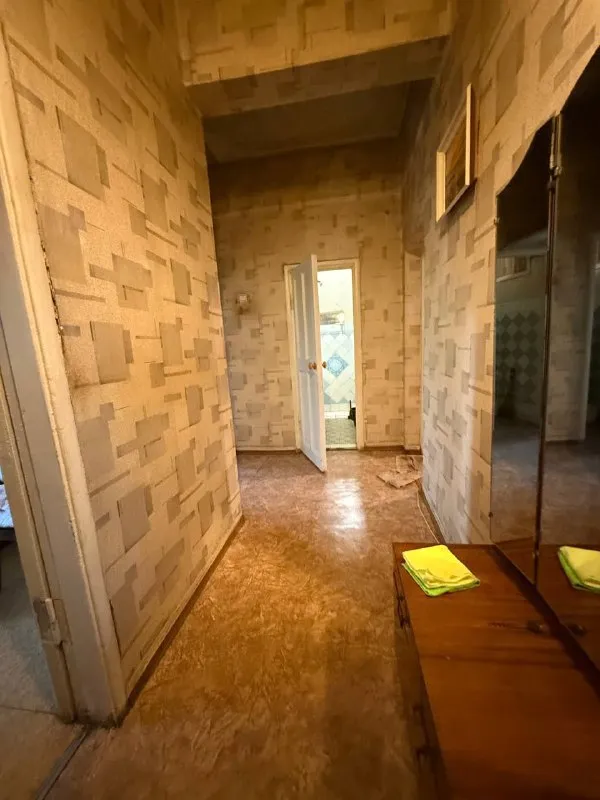 продам двухкомнатную квартиру 🌇донецк, дк куйбышева, куйбышевский район, ул. бакинских комиссаров 20📍 ✅крупногабаритная квартира 📑документы готовы ✅общая площадь 50 кв. м 💦вода согласно графику ✅крыша не течет ✅квартира тёплая ✅установлены пластовые окна. насыщенная инфраструктура: - детские сады, школы, продуктовые магазины, супермаркет, остановки маршрутного такси в шаговой доступности. 💰стоимость 3 000 000 руб. реальному клиенту реальный торг❗️ 📲☎️ +79496455686 📲☎️+79495059339 подписаться | дать объявление - фотография - 4