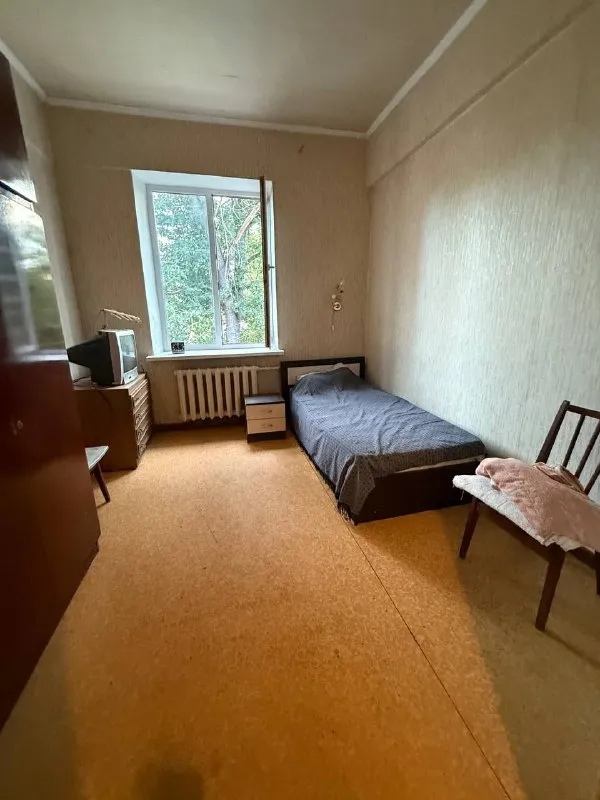 продам двухкомнатную квартиру 🌇донецк, дк куйбышева, куйбышевский район, ул. бакинских комиссаров 20📍 ✅крупногабаритная квартира 📑документы готовы ✅общая площадь 50 кв. м 💦вода согласно графику ✅крыша не течет ✅квартира тёплая ✅установлены пластовые окна. насыщенная инфраструктура: - детские сады, школы, продуктовые магазины, супермаркет, остановки маршрутного такси в шаговой доступности. 💰стоимость 3 000 000 руб. реальному клиенту реальный торг❗️ 📲☎️ +79496455686 📲☎️+79495059339 подписаться | дать объявление - фотография - 5