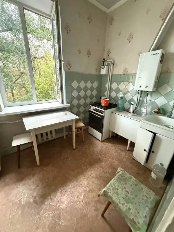 продам двухкомнатную квартиру 🌇донецк, дк куйбышева, куйбышевский район, ул. бакинских комиссаров 20📍 ✅крупногабаритная квартира 📑документы готовы ✅общая площадь 50 кв. м 💦вода согласно графику ✅крыша не течет ✅квартира тёплая ✅установлены пластовые окна. насыщенная инфраструктура: - детские сады, школы, продуктовые магазины, супермаркет, остановки маршрутного такси в шаговой доступности. 💰стоимость 3 000 000 руб. реальному клиенту реальный торг❗️ 📲☎️ +79496455686 📲☎️+79495059339 подписаться | дать объявление - фотография - 6