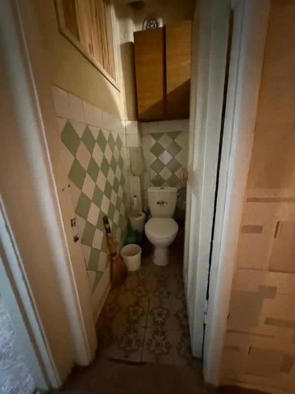 продам двухкомнатную квартиру 🌇донецк, дк куйбышева, куйбышевский район, ул. бакинских комиссаров 20📍 ✅крупногабаритная квартира 📑документы готовы ✅общая площадь 50 кв. м 💦вода согласно графику ✅крыша не течет ✅квартира тёплая ✅установлены пластовые окна. насыщенная инфраструктура: - детские сады, школы, продуктовые магазины, супермаркет, остановки маршрутного такси в шаговой доступности. 💰стоимость 3 000 000 руб. реальному клиенту реальный торг❗️ 📲☎️ +79496455686 📲☎️+79495059339 подписаться | дать объявление - фотография - 8