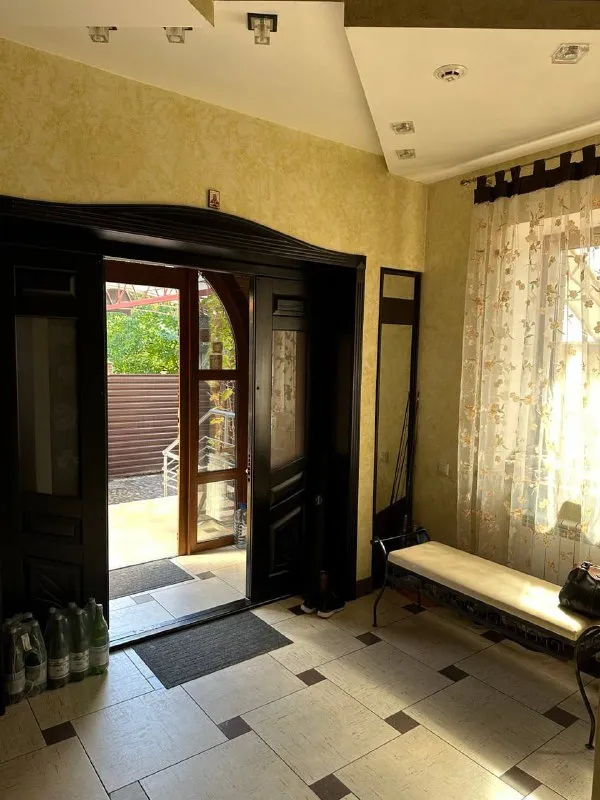 продажа частного 🏡 дома 🌇донецк, ориентир донецк - сити (улица часов ярская)📍 ✅285 м² с 7 сотками приватизированной земли и ландшафтным дизайном. ✅дом состоит из двух уровней, подвала и зимнего сада. ✅в подвале расположены комнаты из постирочной, котельной, кладовой, гардеробной и комнатой отдыха ✅центральная канализация, газ и емкости для воды (1,5 тонны) ✅идеальное место для комфортной жизни и семейного отдыха, где каждая деталь продумана для вашего удобства 🌎 дом расположен в тихом и развитом районе, с удобной транспортной доступностью и всей необходимой инфраструктурой поблизости. 💰цена 30 000 000 ₽ 📲☎️+79497059697 ан новый донбасс подписаться | дать объявление - фотография - 2