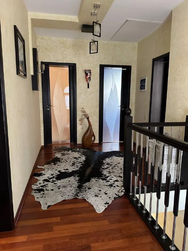 продажа частного 🏡 дома 🌇донецк, ориентир донецк - сити (улица часов ярская)📍 ✅285 м² с 7 сотками приватизированной земли и ландшафтным дизайном. ✅дом состоит из двух уровней, подвала и зимнего сада. ✅в подвале расположены комнаты из постирочной, котельной, кладовой, гардеробной и комнатой отдыха ✅центральная канализация, газ и емкости для воды (1,5 тонны) ✅идеальное место для комфортной жизни и семейного отдыха, где каждая деталь продумана для вашего удобства 🌎 дом расположен в тихом и развитом районе, с удобной транспортной доступностью и всей необходимой инфраструктурой поблизости. 💰цена 30 000 000 ₽ 📲☎️+79497059697 ан новый донбасс подписаться | дать объявление - фотография - 7