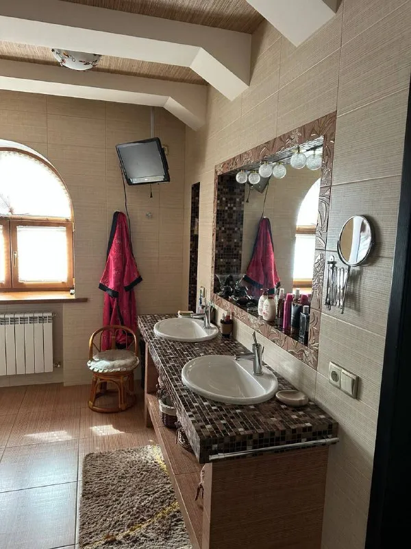 продажа частного 🏡 дома 🌇донецк, ориентир донецк - сити (улица часов ярская)📍 ✅285 м² с 7 сотками приватизированной земли и ландшафтным дизайном. ✅дом состоит из двух уровней, подвала и зимнего сада. ✅в подвале расположены комнаты из постирочной, котельной, кладовой, гардеробной и комнатой отдыха ✅центральная канализация, газ и емкости для воды (1,5 тонны) ✅идеальное место для комфортной жизни и семейного отдыха, где каждая деталь продумана для вашего удобства 🌎 дом расположен в тихом и развитом районе, с удобной транспортной доступностью и всей необходимой инфраструктурой поблизости. 💰цена 30 000 000 ₽ 📲☎️+79497059697 ан новый донбасс подписаться | дать объявление - фотография - 9