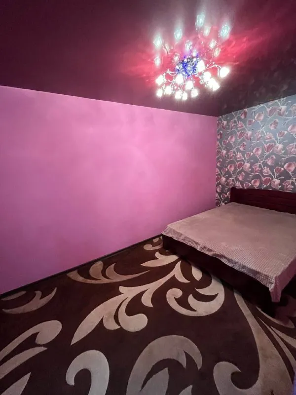 ‼️продажа квартиры‼️ 🏡продажа 3-трёхкомнатной квартиры🗺г. макеевка днр центрально-городской р-н ✅общая площадь–57 м2 ✅этажность–3/4 жилого дома ✅квартира не угловая выполнен качественный ремонт металлопластиковые окна трехпакетники с 5-ти камерным профилем ✅поменяна проводка, поменяны трубы на отоплении трубы на воду, напольное покрытие: ламинат, встроенный кухонный гарнитур сделанный на заказ ✅установлены межкомнатные деревянные двери, есть необходимая бытовая техника: стиральная машина, холодильник, конди. .. ся покупателю французский балкон имеется 2 кладовые которые при желании можно переделать под гардеробную ✅чистый подъезд, во дворе детский сад, рядом продуктовые магазины, удобная транспортная развязка 🧾документы готовы, прописанных нет 🔥собственник 💴цена: 4🍋400.000 руб 🧾возможна продажа в ипотеку ☎️+7(960) 108-81-93 виталий 📲телеграм; вацап 📨подписаться - фотография - 3