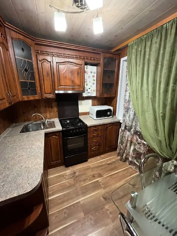 ‼️продажа квартиры‼️ 🏡продажа 3-трёхкомнатной квартиры🗺г. макеевка днр центрально-городской р-н ✅общая площадь–57 м2 ✅этажность–3/4 жилого дома ✅квартира не угловая выполнен качественный ремонт металлопластиковые окна трехпакетники с 5-ти камерным профилем ✅поменяна проводка, поменяны трубы на отоплении трубы на воду, напольное покрытие: ламинат, встроенный кухонный гарнитур сделанный на заказ ✅установлены межкомнатные деревянные двери, есть необходимая бытовая техника: стиральная машина, холодильник, конди. .. ся покупателю французский балкон имеется 2 кладовые которые при желании можно переделать под гардеробную ✅чистый подъезд, во дворе детский сад, рядом продуктовые магазины, удобная транспортная развязка 🧾документы готовы, прописанных нет 🔥собственник 💴цена: 4🍋400.000 руб 🧾возможна продажа в ипотеку ☎️+7(960) 108-81-93 виталий 📲телеграм; вацап 📨подписаться - фотография - 4