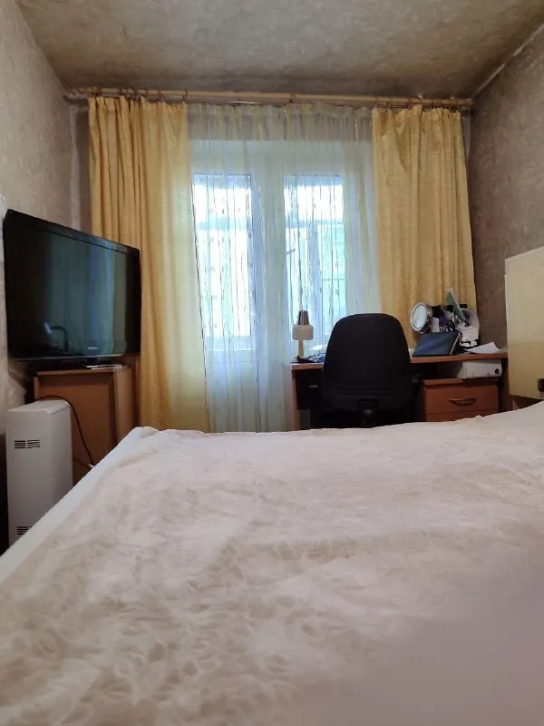 ‼️продажа квартиры‼️ 🏡продажа 3-трехкомнатная квартира📍г. донецк днр, ленинский район, мкр-н первомайский, ул. днепродзержинская ✅общая площадь–61.3 м2 ✅этажность–4/9 жилого дома ✅уютная, тёплая и светлая квартира в хорошем районе города 💦вода круглосуточно три комнаты коридор 11.90 м2 кладовая 1.3. балкон лоджия ✅окна металлопластиковые раздельные ванная и туалет балкон и лоджия застеклены чистый подъезд, хорошие соседи ✅детский сад во дворе–удобно для семей с детьми спорткомплекс норд спортивный центр (50 метров) ✅в шаговой доступности магазины, аптека во дворе, рынок (500 м), ресторан (100м), школа (200м) детский сад во дворе. ✅отличная транспортная развязка легко добраться в любую часть города ✅рядом зелёная зона отдыха с прудом 🔥собственник 💴цена: 5🍋500.000 руб ☎️+7(949) 360-88-37 недвижимость днр - фотография - 2