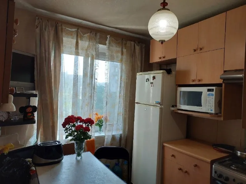 ‼️продажа квартиры‼️ 🏡продажа 3-трехкомнатная квартира📍г. донецк днр, ленинский район, мкр-н первомайский, ул. днепродзержинская ✅общая площадь–61.3 м2 ✅этажность–4/9 жилого дома ✅уютная, тёплая и светлая квартира в хорошем районе города 💦вода круглосуточно три комнаты коридор 11.90 м2 кладовая 1.3. балкон лоджия ✅окна металлопластиковые раздельные ванная и туалет балкон и лоджия застеклены чистый подъезд, хорошие соседи ✅детский сад во дворе–удобно для семей с детьми спорткомплекс норд спортивный центр (50 метров) ✅в шаговой доступности магазины, аптека во дворе, рынок (500 м), ресторан (100м), школа (200м) детский сад во дворе. ✅отличная транспортная развязка легко добраться в любую часть города ✅рядом зелёная зона отдыха с прудом 🔥собственник 💴цена: 5🍋500.000 руб ☎️+7(949) 360-88-37 недвижимость днр - фотография - 4