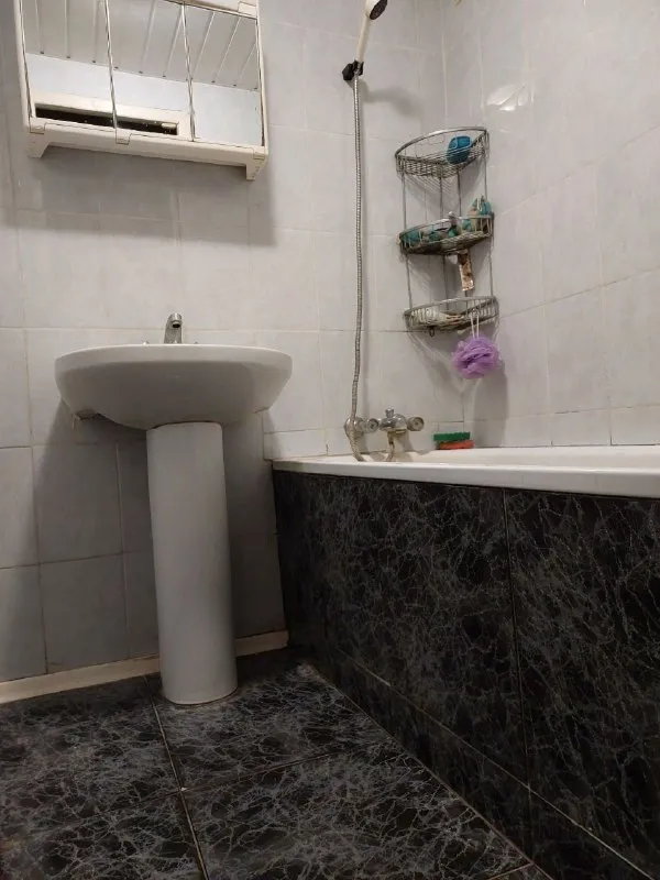 ‼️продажа квартиры‼️ 🏡продажа 3-трехкомнатная квартира📍г. донецк днр, ленинский район, мкр-н первомайский, ул. днепродзержинская ✅общая площадь–61.3 м2 ✅этажность–4/9 жилого дома ✅уютная, тёплая и светлая квартира в хорошем районе города 💦вода круглосуточно три комнаты коридор 11.90 м2 кладовая 1.3. балкон лоджия ✅окна металлопластиковые раздельные ванная и туалет балкон и лоджия застеклены чистый подъезд, хорошие соседи ✅детский сад во дворе–удобно для семей с детьми спорткомплекс норд спортивный центр (50 метров) ✅в шаговой доступности магазины, аптека во дворе, рынок (500 м), ресторан (100м), школа (200м) детский сад во дворе. ✅отличная транспортная развязка легко добраться в любую часть города ✅рядом зелёная зона отдыха с прудом 🔥собственник 💴цена: 5🍋500.000 руб ☎️+7(949) 360-88-37 недвижимость днр - фотография - 5