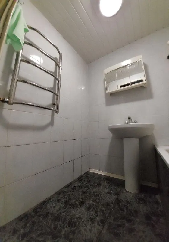 ‼️продажа квартиры‼️ 🏡продажа 3-трехкомнатная квартира📍г. донецк днр, ленинский район, мкр-н первомайский, ул. днепродзержинская ✅общая площадь–61.3 м2 ✅этажность–4/9 жилого дома ✅уютная, тёплая и светлая квартира в хорошем районе города 💦вода круглосуточно три комнаты коридор 11.90 м2 кладовая 1.3. балкон лоджия ✅окна металлопластиковые раздельные ванная и туалет балкон и лоджия застеклены чистый подъезд, хорошие соседи ✅детский сад во дворе–удобно для семей с детьми спорткомплекс норд спортивный центр (50 метров) ✅в шаговой доступности магазины, аптека во дворе, рынок (500 м), ресторан (100м), школа (200м) детский сад во дворе. ✅отличная транспортная развязка легко добраться в любую часть города ✅рядом зелёная зона отдыха с прудом 🔥собственник 💴цена: 5🍋500.000 руб ☎️+7(949) 360-88-37 недвижимость днр - фотография - 6