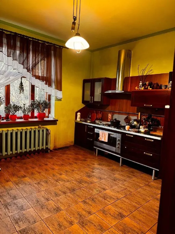 ‼️продажа дома‼️ 🏡продажа жилого дома 🗺г. донецк днр, пролетарский р-н, ул. коцюбинского, в 5 мин до объездной и 20 мин. до центра, дорога асфальтирована 🏡продам двухуровневый дом 2012 года постройки; - дом возведён из ракушечника; - общая площадь - 200 м2.; - 12/100 приватизированного земельного участка; - 1 этаж - спальня (16 м2), кухня (20 м2), огромная гостиная, большой холл и санузел; - 2 этаж - первая спальня (27 м2), вторая спальня (36 м2), санузел, гардеробная, бойлерная; - двор обложен фэм-плиткой; - на территории двора: большой гараж на две машины, большая беседка, летний душ, уборная, вольер, хоз. постройки; - накопительный бак; - канализация - 2 септика; - отопление - современный твердотопливный котёл, с электронной системой управления; - чистый воздух, в 800 м. три водоёма - пляж, рыбалка, тихое и спокойное место; - рядом магазин, школа (детей забирает и привозит школьный автобус); - зимой дороги чистятся всегда (рядом предприятие с сельхозтехникой); 🧾документы рф готовы к сделке 🔥собственник 💴цена: 10🍋500.000 рублей торг уместен‼️ ☎️+7(949) 358-29-78 ☎️+7(949) 348-55-42 недвижимость днр - фотография - 7