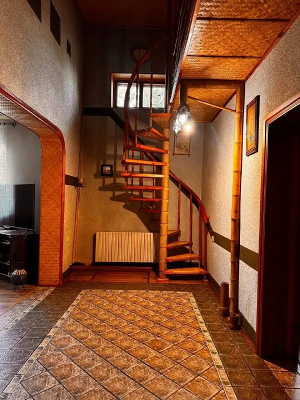 ‼️продажа дома‼️ 🏡продажа жилого дома 🗺г. донецк днр, пролетарский р-н, ул. коцюбинского, в 5 мин до объездной и 20 мин. до центра, дорога асфальтирована 🏡продам двухуровневый дом 2012 года постройки; - дом возведён из ракушечника; - общая площадь - 200 м2.; - 12/100 приватизированного земельного участка; - 1 этаж - спальня (16 м2), кухня (20 м2), огромная гостиная, большой холл и санузел; - 2 этаж - первая спальня (27 м2), вторая спальня (36 м2), санузел, гардеробная, бойлерная; - двор обложен фэм-плиткой; - на территории двора: большой гараж на две машины, большая беседка, летний душ, уборная, вольер, хоз. постройки; - накопительный бак; - канализация - 2 септика; - отопление - современный твердотопливный котёл, с электронной системой управления; - чистый воздух, в 800 м. три водоёма - пляж, рыбалка, тихое и спокойное место; - рядом магазин, школа (детей забирает и привозит школьный автобус); - зимой дороги чистятся всегда (рядом предприятие с сельхозтехникой); 🧾документы рф готовы к сделке 🔥собственник 💴цена: 10🍋500.000 рублей торг уместен‼️ ☎️+7(949) 358-29-78 ☎️+7(949) 348-55-42 недвижимость днр - фотография - 9