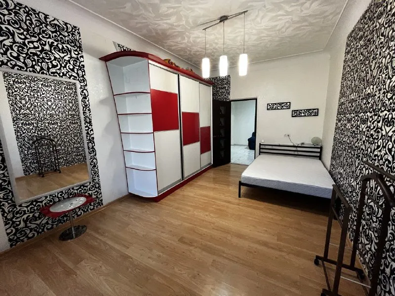 ‼️аренда квартиры‼️ ‼️‼️аренда 3 комн квартира + гараж панфилова/университетская киевский район🗺г. донецк днр‼️‼️ 🏡сдам квартиру в отличном состоянии со всей мебелью, техникой сроком от 6 месяцев семье, дети от 10 лет, мужчины по усмотрению. ✅вода 24/7 - система подачи воды, колонка ⚠️ спальные места- новые кровати, 2 кондиционера, 3 тв. ванна. ‼️долгосрочная аренда‼️ 💴цена: 65 000₽+ комуслуги. ☎️☎️☎️ +79494194208. ☎️☎️☎️ 89094140527 ан 📨подписаться - фотография - 4