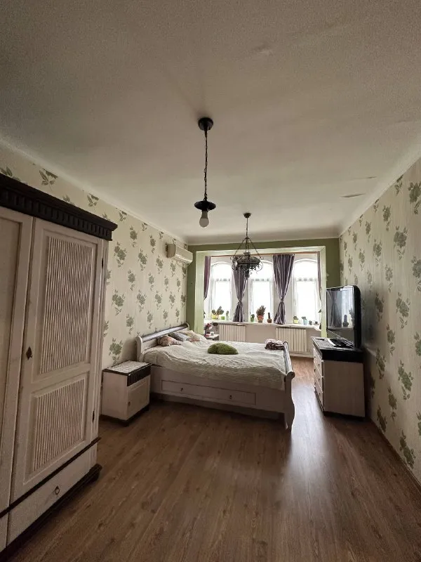 сдается трехкомнатная квартира с евроремонтом в самом центре донецка ворошиловский район. ул постыше... - фотография