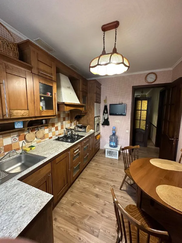 сдается трехкомнатная квартира с евроремонтом в самом центре донецка ворошиловский район. ул постышева 76а. 4этаж раздельные комнаты, вся бытовая техника. рядом школа, рынок, садик, остановки транспорта. вода по графику. возможно установка накопительной системы воды но стоимость будет чуть выше в месяц. младше 25 лет, военных, и с животными не берут. стоимость 45000+ комунальные+ залог + агентские оплата услуг при подписании договора на квартире( никаких предоплат не нужно!) тел +79493522012 катерина - фотография - 3