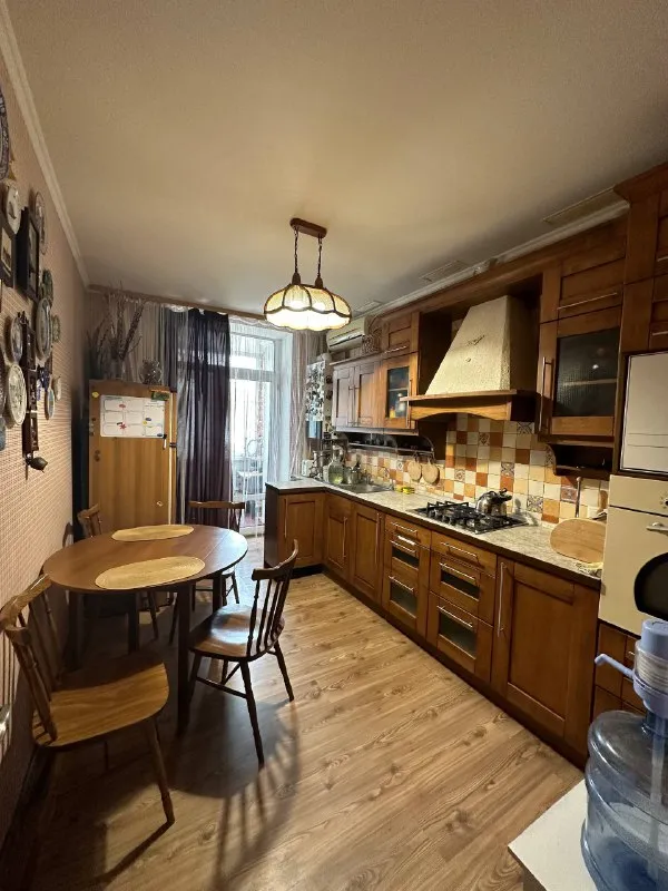 сдается трехкомнатная квартира с евроремонтом в самом центре донецка ворошиловский район. ул постышева 76а. 4этаж раздельные комнаты, вся бытовая техника. рядом школа, рынок, садик, остановки транспорта. вода по графику. возможно установка накопительной системы воды но стоимость будет чуть выше в месяц. младше 25 лет, военных, и с животными не берут. стоимость 45000+ комунальные+ залог + агентские оплата услуг при подписании договора на квартире( никаких предоплат не нужно!) тел +79493522012 катерина - фотография - 4