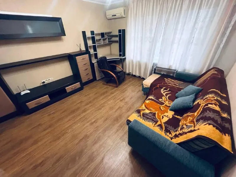 продажа двухкомнатной квартиры 🌇comfort-class квартира в самом центре донецка, лучшее расположение. в 500 метрах: школа №9, набережная, пляж, дом быта "кальмиус", ск "динамо" лучшие жк города (диск, пирамида, панорамный)📍 ❗️у вас есть возможность стать владельцем крупногабаритной двухкомнатной квартиры у набережной❗️ 💧вода - доходит ✅ 1 этаж - высокий цоколь ✅свежий ремонт 🎁все что вы видите на фото - остается в квартире на момент сделки! ✅площадь 50м2 💰стоимость 6,2 млн. ₽ 📲☎️ +79495131300 👀показ в любое ⏰время ключи в агентстве🔑 подписаться  |  дать объявление - фотография - 2