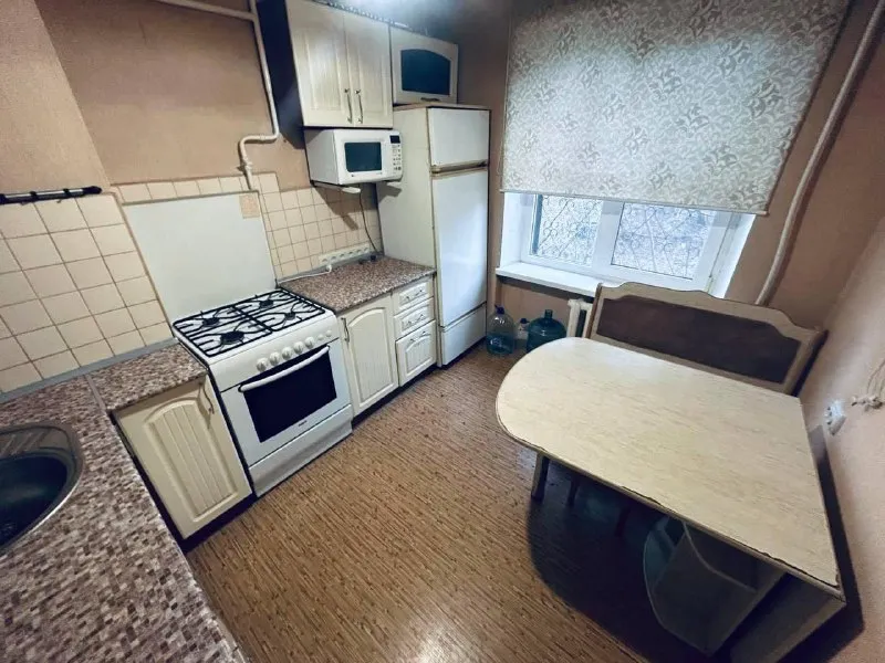 продажа двухкомнатной квартиры 🌇comfort-class квартира в самом центре донецка, лучшее расположение. в 500 метрах: школа №9, набережная, пляж, дом быта "кальмиус", ск "динамо" лучшие жк города (диск, пирамида, панорамный)📍 ❗️у вас есть возможность стать владельцем крупногабаритной двухкомнатной квартиры у набережной❗️ 💧вода - доходит ✅ 1 этаж - высокий цоколь ✅свежий ремонт 🎁все что вы видите на фото - остается в квартире на момент сделки! ✅площадь 50м2 💰стоимость 6,2 млн. ₽ 📲☎️ +79495131300 👀показ в любое ⏰время ключи в агентстве🔑 подписаться  |  дать объявление - фотография - 4