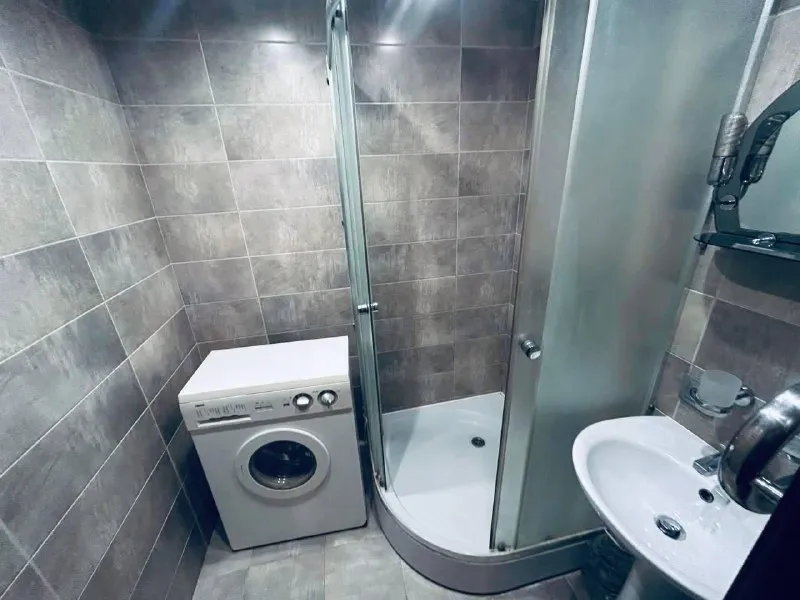 продажа двухкомнатной квартиры 🌇comfort-class квартира в самом центре донецка, лучшее расположение. в 500 метрах: школа №9, набережная, пляж, дом быта "кальмиус", ск "динамо" лучшие жк города (диск, пирамида, панорамный)📍 ❗️у вас есть возможность стать владельцем крупногабаритной двухкомнатной квартиры у набережной❗️ 💧вода - доходит ✅ 1 этаж - высокий цоколь ✅свежий ремонт 🎁все что вы видите на фото - остается в квартире на момент сделки! ✅площадь 50м2 💰стоимость 6,2 млн. ₽ 📲☎️ +79495131300 👀показ в любое ⏰время ключи в агентстве🔑 подписаться  |  дать объявление - фотография - 6