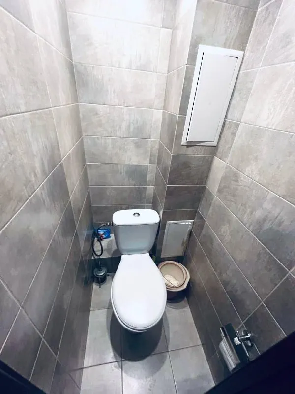 продажа двухкомнатной квартиры 🌇comfort-class квартира в самом центре донецка, лучшее расположение. в 500 метрах: школа №9, набережная, пляж, дом быта "кальмиус", ск "динамо" лучшие жк города (диск, пирамида, панорамный)📍 ❗️у вас есть возможность стать владельцем крупногабаритной двухкомнатной квартиры у набережной❗️ 💧вода - доходит ✅ 1 этаж - высокий цоколь ✅свежий ремонт 🎁все что вы видите на фото - остается в квартире на момент сделки! ✅площадь 50м2 💰стоимость 6,2 млн. ₽ 📲☎️ +79495131300 👀показ в любое ⏰время ключи в агентстве🔑 подписаться  |  дать объявление - фотография - 7