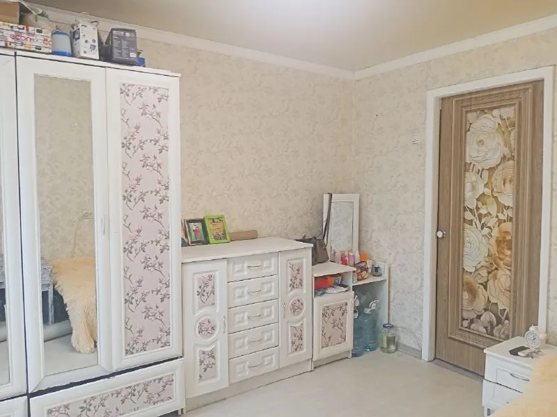 ‼️продажа квартиры‼️ 🏡продам двухкомнатную квартиру от собственника 🗺г. донецк днр, пролетарский район, ул. раздольная ✅этажность–4/5 жилого дома ✅общая площадь–50м2 ✅квартира двух стороняя не угловая, теплая, жилая, с косметическим ремонтом ✅в квартире натяжные потолки во всех комнатах, окна металопластикые ✅имеются 2 большие вместительные кладовки вся мебель и техника остаётся ✅рядом школа, поликлиника, детский сад, мфц, супермаркеты, транспортная развязка 🔥собственник 💴цена: 5🍋5 рублей ☎️+7(949) 318-03-51 недвижимость днр - фотография - 3