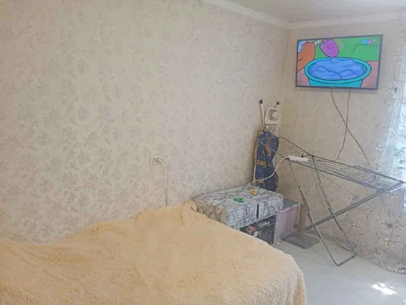 ‼️продажа квартиры‼️ 🏡продам двухкомнатную квартиру от собственника 🗺г. донецк днр, пролетарский район, ул. раздольная ✅этажность–4/5 жилого дома ✅общая площадь–50м2 ✅квартира двух стороняя не угловая, теплая, жилая, с косметическим ремонтом ✅в квартире натяжные потолки во всех комнатах, окна металопластикые ✅имеются 2 большие вместительные кладовки вся мебель и техника остаётся ✅рядом школа, поликлиника, детский сад, мфц, супермаркеты, транспортная развязка 🔥собственник 💴цена: 5🍋5 рублей ☎️+7(949) 318-03-51 недвижимость днр - фотография - 5