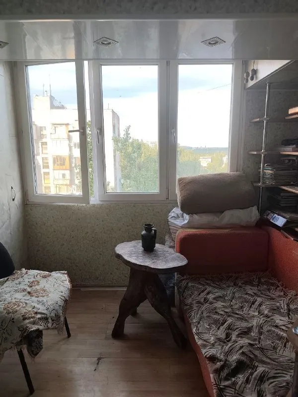 ‼️продажа квартиры‼️ 🏡продажа от собственника трёхкомнатной квартиры 🗺г. макеевка днр мкр-н. центральный ✅этажность–9/9 жилого дома ✅общая площадь–65.5 м2 ✅квартира не угловая ✅крыша полностью перекрыта ✅техника и мебель остаётся новым владельцам ✅квартира теплая, окна и балкон металлопластиковые ✅все коммуникации заменены, комнаты раздельные, площадь кухни увеличена, установлен теплый пол, водонагревательный бак, стиральная машинка, кондиционер, посудомоечная машинка ✅большая лоджия, имеется гардеробная 💦вода по графику 🧾квартира внесена в росреестр 🔥собственник 💴цена: 6🍋3 рублей торг‼️ ☎️+7(949) 311-66-28 📨подписаться - фотография - 4