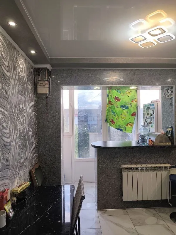 ‼️продажа квартиры‼️ 🏡продажа от собственника трёхкомнатной квартиры 🗺г. макеевка днр мкр-н. центральный ✅этажность–9/9 жилого дома ✅общая площадь–65.5 м2 ✅квартира не угловая ✅крыша полностью перекрыта ✅техника и мебель остаётся новым владельцам ✅квартира теплая, окна и балкон металлопластиковые ✅все коммуникации заменены, комнаты раздельные, площадь кухни увеличена, установлен теплый пол, водонагревательный бак, стиральная машинка, кондиционер, посудомоечная машинка ✅большая лоджия, имеется гардеробная 💦вода по графику 🧾квартира внесена в росреестр 🔥собственник 💴цена: 6🍋3 рублей торг‼️ ☎️+7(949) 311-66-28 📨подписаться - фотография - 6