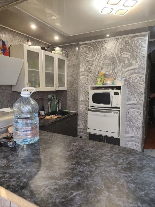 ‼️продажа квартиры‼️ 🏡продажа от собственника трёхкомнатной квартиры 🗺г. макеевка днр мкр-н. центральный ✅этажность–9/9 жилого дома ✅общая площадь–65.5 м2 ✅квартира не угловая ✅крыша полностью перекрыта ✅техника и мебель остаётся новым владельцам ✅квартира теплая, окна и балкон металлопластиковые ✅все коммуникации заменены, комнаты раздельные, площадь кухни увеличена, установлен теплый пол, водонагревательный бак, стиральная машинка, кондиционер, посудомоечная машинка ✅большая лоджия, имеется гардеробная 💦вода по графику 🧾квартира внесена в росреестр 🔥собственник 💴цена: 6🍋3 рублей торг‼️ ☎️+7(949) 311-66-28 📨подписаться - фотография - 8