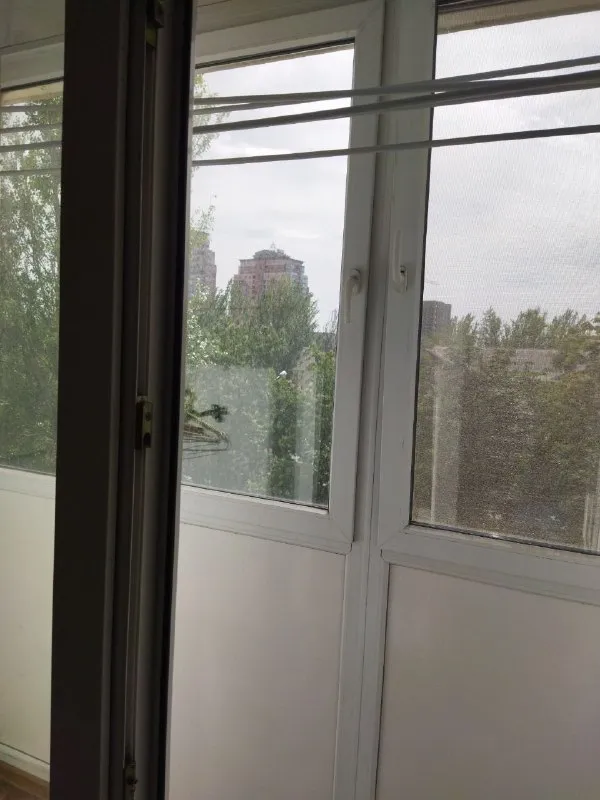 продам 2х комнатную квартиру 🌇в киевском районе донецка шахтерская площадь - проспект киевский 5📍 🔹этаж 4 семиэтажного дома 🔹вода согласно графику 🔹комнаты раздельные 🔹квартира теплая 🔹два застеклённых балкона 🔹насыщенная инфраструктура: - детские сады; школы; - продуктовые магазины; - супермаркет 👌развитая транспортная развязка в любую точку города. остановки маршрутного такси в шаговой доступности. 📄документы готовы к сделке собственник в донецке❗️ 💰цена 4 300 000 руб реальному клиенту торг 📲☎️ +79495059339 подписаться | дать объявление - фотография - 4