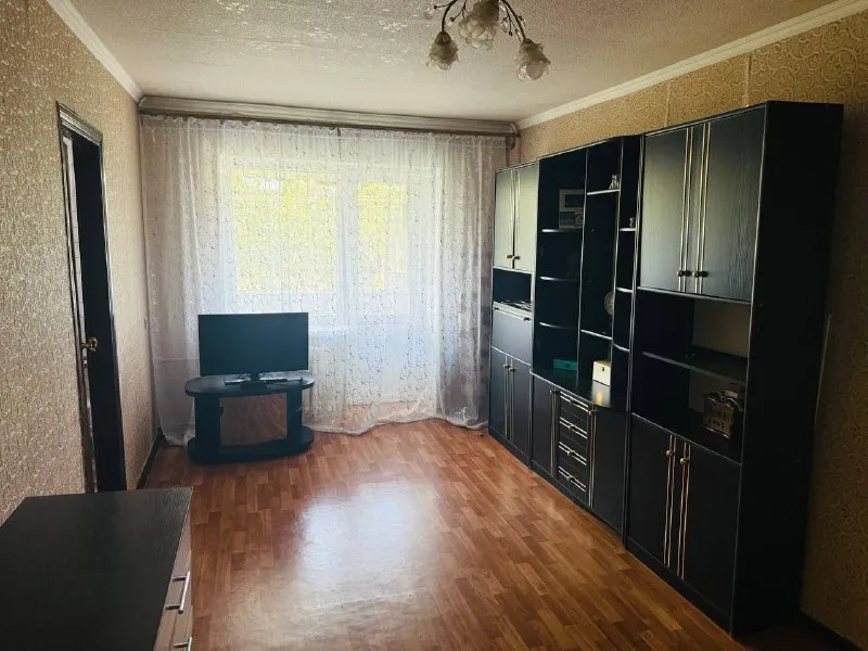 продам двухкомнатную квартиру 🌇донецк, в ленинском районе- универмаг радуга📍 💦вода согласно графику, хороший напор ✅спокойный район с развитой инфраструктурой ✅этаж - 4 / 4 этажки 📑документы полностью готовы ✅общая площадь 43 кв. м ✅квартира теплая, установлены пластиковые окна 🎁в квартире остается вся мебель и техника 👍тихий спокойный двор 📍рядом школа, детский сад, магазины, рынок. 🚌хорошая транспортная развязка, остановка в шаговой доступности. 💰цена: 4 300 000 ₽, есть торг 📲☎️+79495059339 подписаться | дать объявление - фотография - 2