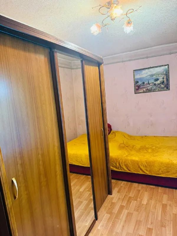 продам двухкомнатную квартиру 🌇донецк, в ленинском районе- универмаг радуга📍 💦вода согласно графику, хороший напор ✅спокойный район с развитой инфраструктурой ✅этаж - 4 / 4 этажки 📑документы полностью готовы ✅общая площадь 43 кв. м ✅квартира теплая, установлены пластиковые окна 🎁в квартире остается вся мебель и техника 👍тихий спокойный двор 📍рядом школа, детский сад, магазины, рынок. 🚌хорошая транспортная развязка, остановка в шаговой доступности. 💰цена: 4 300 000 ₽, есть торг 📲☎️+79495059339 подписаться | дать объявление - фотография - 3