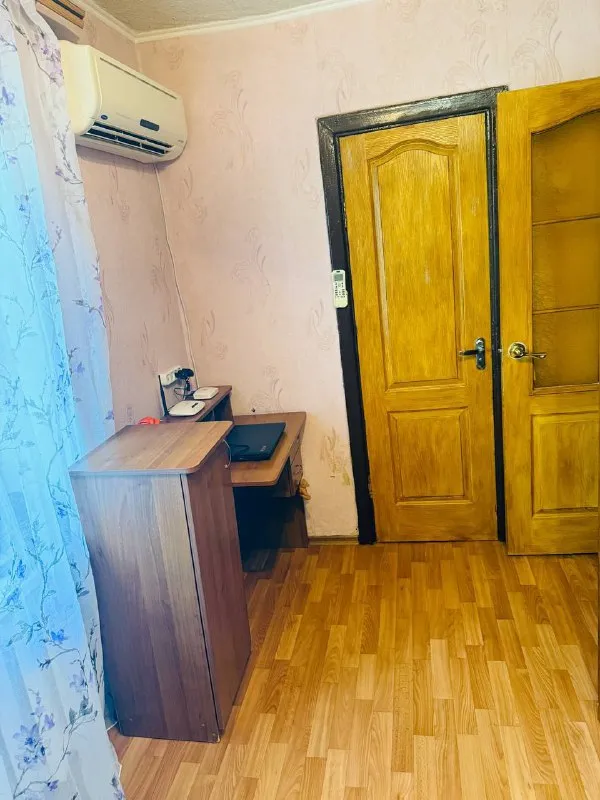 продам двухкомнатную квартиру 🌇донецк, в ленинском районе- универмаг радуга📍 💦вода согласно графику, хороший напор ✅спокойный район с развитой инфраструктурой ✅этаж - 4 / 4 этажки 📑документы полностью готовы ✅общая площадь 43 кв. м ✅квартира теплая, установлены пластиковые окна 🎁в квартире остается вся мебель и техника 👍тихий спокойный двор 📍рядом школа, детский сад, магазины, рынок. 🚌хорошая транспортная развязка, остановка в шаговой доступности. 💰цена: 4 300 000 ₽, есть торг 📲☎️+79495059339 подписаться | дать объявление - фотография - 4