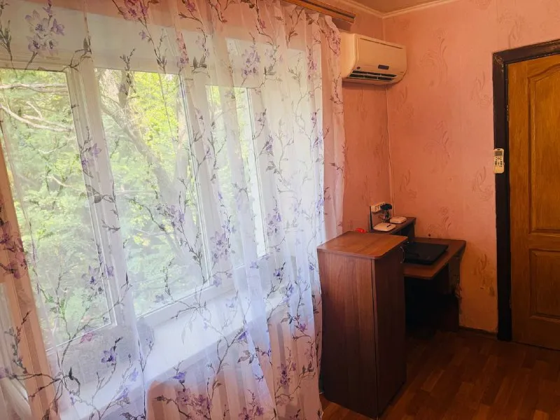 продам двухкомнатную квартиру 🌇донецк, в ленинском районе- универмаг радуга📍 💦вода согласно графику, хороший напор ✅спокойный район с развитой инфраструктурой ✅этаж - 4 / 4 этажки 📑документы полностью готовы ✅общая площадь 43 кв. м ✅квартира теплая, установлены пластиковые окна 🎁в квартире остается вся мебель и техника 👍тихий спокойный двор 📍рядом школа, детский сад, магазины, рынок. 🚌хорошая транспортная развязка, остановка в шаговой доступности. 💰цена: 4 300 000 ₽, есть торг 📲☎️+79495059339 подписаться | дать объявление - фотография - 5