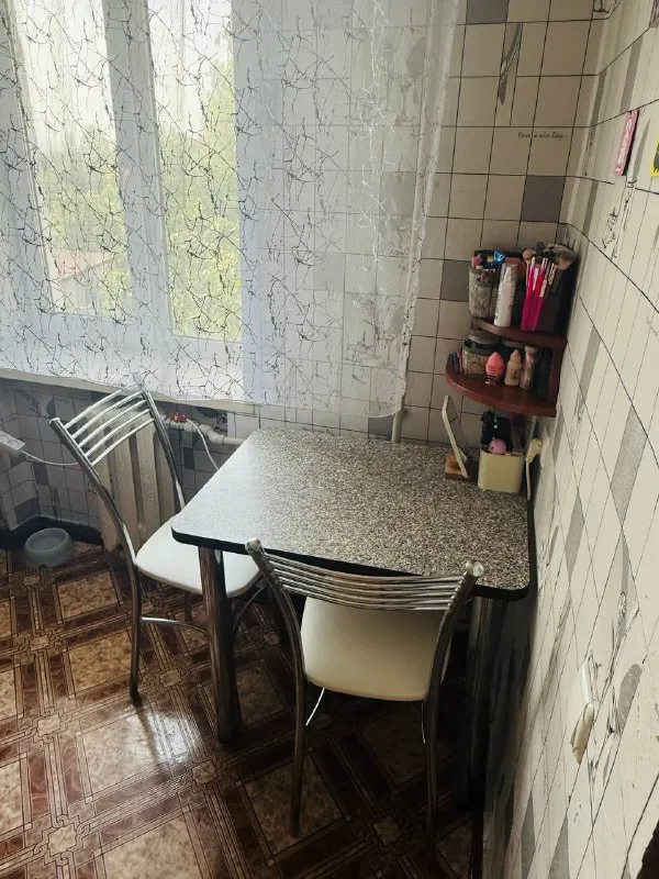 продам двухкомнатную квартиру 🌇донецк, в ленинском районе- универмаг радуга📍 💦вода согласно графику, хороший напор ✅спокойный район с развитой инфраструктурой ✅этаж - 4 / 4 этажки 📑документы полностью готовы ✅общая площадь 43 кв. м ✅квартира теплая, установлены пластиковые окна 🎁в квартире остается вся мебель и техника 👍тихий спокойный двор 📍рядом школа, детский сад, магазины, рынок. 🚌хорошая транспортная развязка, остановка в шаговой доступности. 💰цена: 4 300 000 ₽, есть торг 📲☎️+79495059339 подписаться | дать объявление - фотография - 6