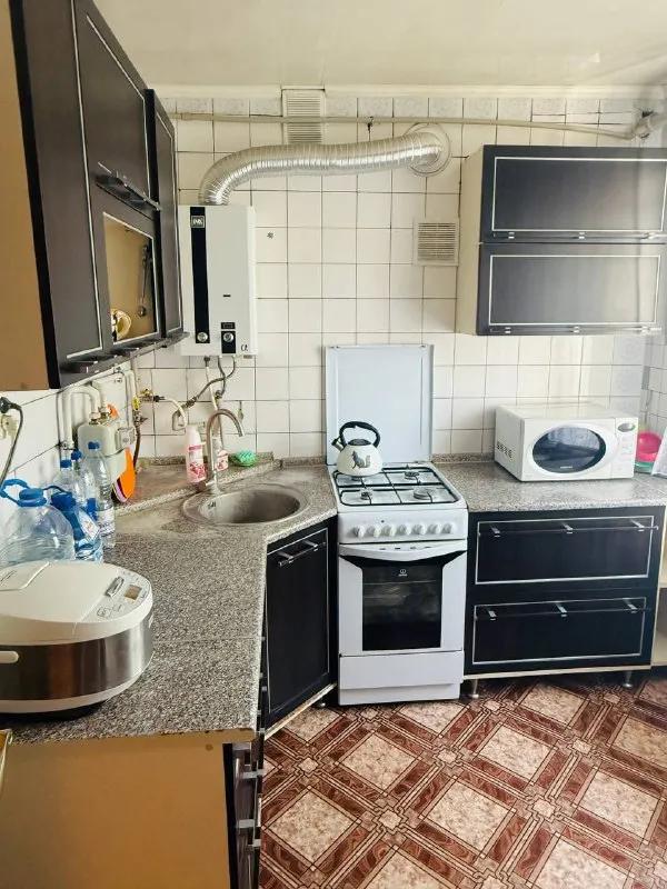 продам двухкомнатную квартиру 🌇донецк, в ленинском районе- универмаг радуга📍 💦вода согласно графику, хороший напор ✅спокойный район с развитой инфраструктурой ✅этаж - 4 / 4 этажки 📑документы полностью готовы ✅общая площадь 43 кв. м ✅квартира теплая, установлены пластиковые окна 🎁в квартире остается вся мебель и техника 👍тихий спокойный двор 📍рядом школа, детский сад, магазины, рынок. 🚌хорошая транспортная развязка, остановка в шаговой доступности. 💰цена: 4 300 000 ₽, есть торг 📲☎️+79495059339 подписаться | дать объявление - фотография - 7