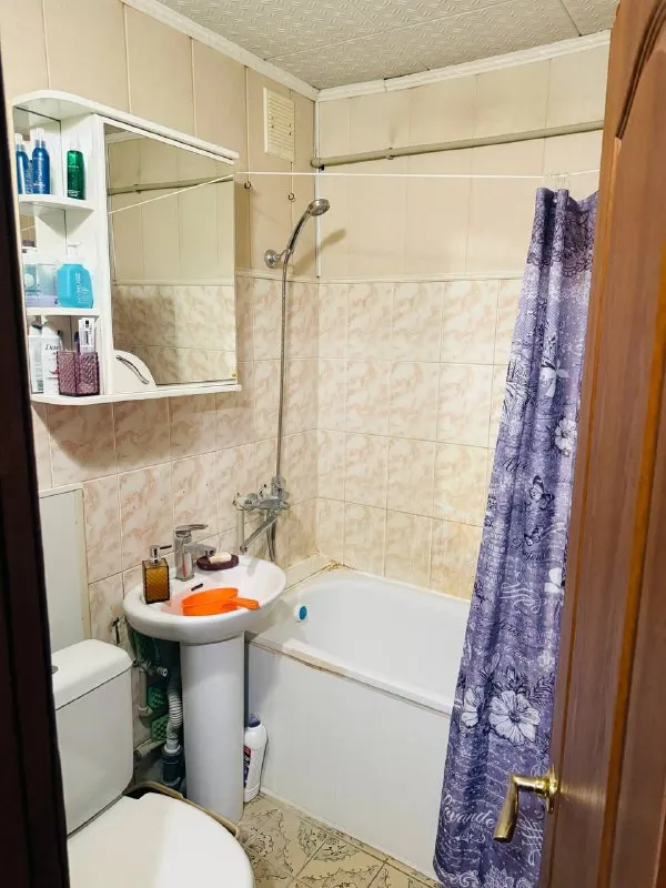 продам двухкомнатную квартиру 🌇донецк, в ленинском районе- универмаг радуга📍 💦вода согласно графику, хороший напор ✅спокойный район с развитой инфраструктурой ✅этаж - 4 / 4 этажки 📑документы полностью готовы ✅общая площадь 43 кв. м ✅квартира теплая, установлены пластиковые окна 🎁в квартире остается вся мебель и техника 👍тихий спокойный двор 📍рядом школа, детский сад, магазины, рынок. 🚌хорошая транспортная развязка, остановка в шаговой доступности. 💰цена: 4 300 000 ₽, есть торг 📲☎️+79495059339 подписаться | дать объявление - фотография - 8