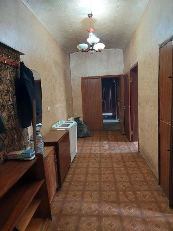 ‼️продажа квартиры‼️ 🏡продаётся 3-х комнатная квартира🗺г. макеевка днр мкр-н восточный, улица туполева ✅этажность–2/2 жилого дома ✅общая площадь–110 м2 ✅высокие потолки автономное отопление ✅все комнаты раздельные большая кладовка с металлическими стеллажами ✅окна пластиковые в доме находится продуктовый магазин ✅остановка общественного транспорта перед домом ✅детский садик и школа в пяти минутах ходьбы 🧾документы готовы 🔥собственник 💴цена: 3🍋800.000 рублей ☎️+7(949) 574-16-48 марина 📨подписаться - фотография - 2