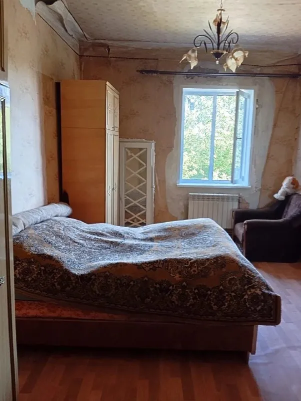 ‼️продажа квартиры‼️ 🏡продаётся 3-х комнатная квартира🗺г. макеевка днр мкр-н восточный, улица туполева ✅этажность–2/2 жилого дома ✅общая площадь–110 м2 ✅высокие потолки автономное отопление ✅все комнаты раздельные большая кладовка с металлическими стеллажами ✅окна пластиковые в доме находится продуктовый магазин ✅остановка общественного транспорта перед домом ✅детский садик и школа в пяти минутах ходьбы 🧾документы готовы 🔥собственник 💴цена: 3🍋800.000 рублей ☎️+7(949) 574-16-48 марина 📨подписаться - фотография - 3