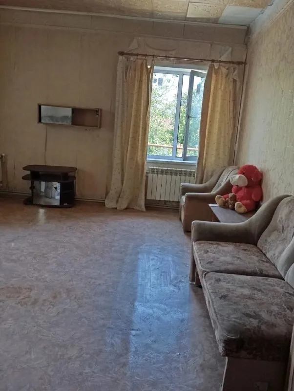 ‼️продажа квартиры‼️ 🏡продаётся 3-х комнатная квартира🗺г. макеевка днр мкр-н восточный, улица туполева ✅этажность–2/2 жилого дома ✅общая площадь–110 м2 ✅высокие потолки автономное отопление ✅все комнаты раздельные большая кладовка с металлическими стеллажами ✅окна пластиковые в доме находится продуктовый магазин ✅остановка общественного транспорта перед домом ✅детский садик и школа в пяти минутах ходьбы 🧾документы готовы 🔥собственник 💴цена: 3🍋800.000 рублей ☎️+7(949) 574-16-48 марина 📨подписаться - фотография - 4