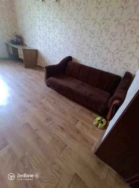 ‼️продажа квартиры‼️ 🏡продаётся 3-х комнатная квартира🗺г. макеевка днр мкр-н восточный, улица туполева ✅этажность–2/2 жилого дома ✅общая площадь–110 м2 ✅высокие потолки автономное отопление ✅все комнаты раздельные большая кладовка с металлическими стеллажами ✅окна пластиковые в доме находится продуктовый магазин ✅остановка общественного транспорта перед домом ✅детский садик и школа в пяти минутах ходьбы 🧾документы готовы 🔥собственник 💴цена: 3🍋800.000 рублей ☎️+7(949) 574-16-48 марина 📨подписаться - фотография - 5