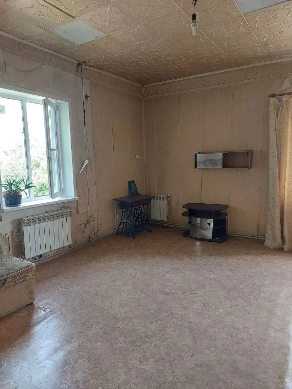 ‼️продажа квартиры‼️ 🏡продаётся 3-х комнатная квартира🗺г. макеевка днр мкр-н восточный, улица туполева ✅этажность–2/2 жилого дома ✅общая площадь–110 м2 ✅высокие потолки автономное отопление ✅все комнаты раздельные большая кладовка с металлическими стеллажами ✅окна пластиковые в доме находится продуктовый магазин ✅остановка общественного транспорта перед домом ✅детский садик и школа в пяти минутах ходьбы 🧾документы готовы 🔥собственник 💴цена: 3🍋800.000 рублей ☎️+7(949) 574-16-48 марина 📨подписаться - фотография - 6